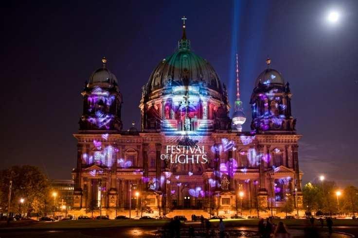 Berlino che in questo viaggio non dorme mai, perchè le sue notti sono illuminate da mille luci di artista che risaltano le sue forme architettoniche, giocando con spunti del passato e con sogni