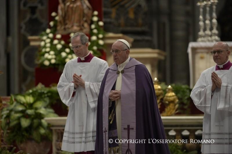 Che ogni uomo e donna che si accosta al confessionale trovi un padre Oggi più che mai - ha proseguito il Papa - soprattutto noi Pastori siamo anche chiamati ad ascoltare il grido, forse nascosto, di