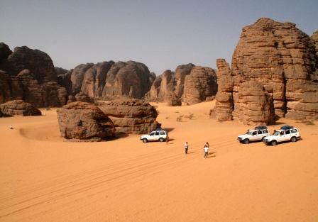 7 giorno / Djanet Timras - Tikabaouine Djanet Gli incredibili paesaggi di Tikabaouine: dune di sabbia rossa, guglie di roccia cotte dal sole: la parte più varia ed affascinante del Sahara Dopo la