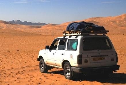 Nel deserto Toyota Land Cruiser con 3 passeggeri + autista per auto (una vettura potrebbe avere 4 passeggeri).