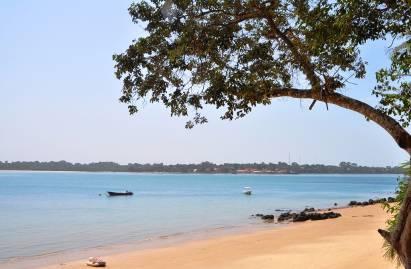 Su queste isole disseminate di spiagge e ricoperte di vegetazione lussureggiante e fitta di mangrovie, le tradizioni animiste e i costumi ancestrali vengono ancora rispettati e mantenuti intatti da