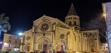 NIMES Il simbolo di Nîmes è un coccodrillo incatenato ad una palma, a ricordare che la città fu fondata da legionari romani di ritorno dalle vittorie nelle campagne d Egitto.