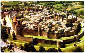 Dopo la distruzione delle zone ai piedi della Cité, nel 1245 il re Luigi IX, noto come il Santo, autorizzò gli abitanti a costruire una nuova città: la Bastide Saint-Louis.
