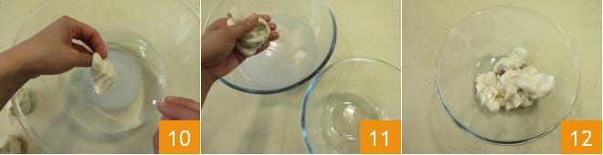 A questo punto riprendete il lievito e tagliatelo in pezzi (7). Poi prendete ciascuna porzione e pressatela tra le mani in modo da schiacciarla (8) e far fuoriuscire il gas che è all'interno.
