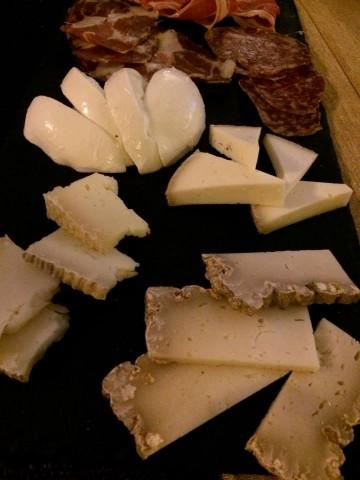 ProLoco Centocelle: il tagliere con salumi e formaggi D.o.L. Tra i primi e i secondi piatti non si fatica a riconoscere le ricette robuste della cucina romanesca, come il sugo con le spuntature di