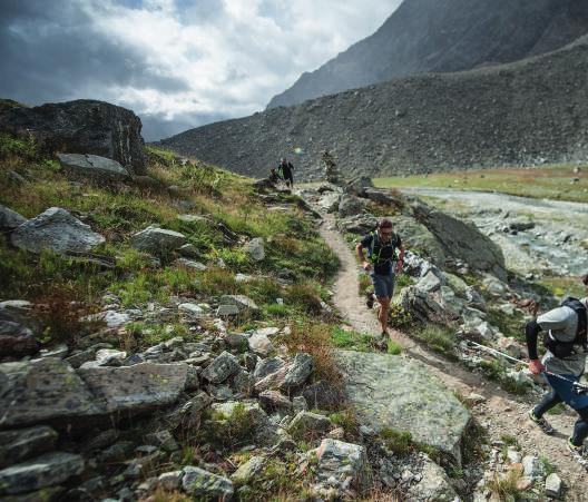 competitività. L ESPRIT DE LA COURSE «Collontrek» réunit symboliquement deux pays avec langue, traditions, valeur historique et force des traditions locales communes.