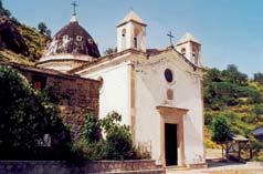 da aquile). Lateralmente è abbellita da ornamenti di fogliame e da due cornucopie.