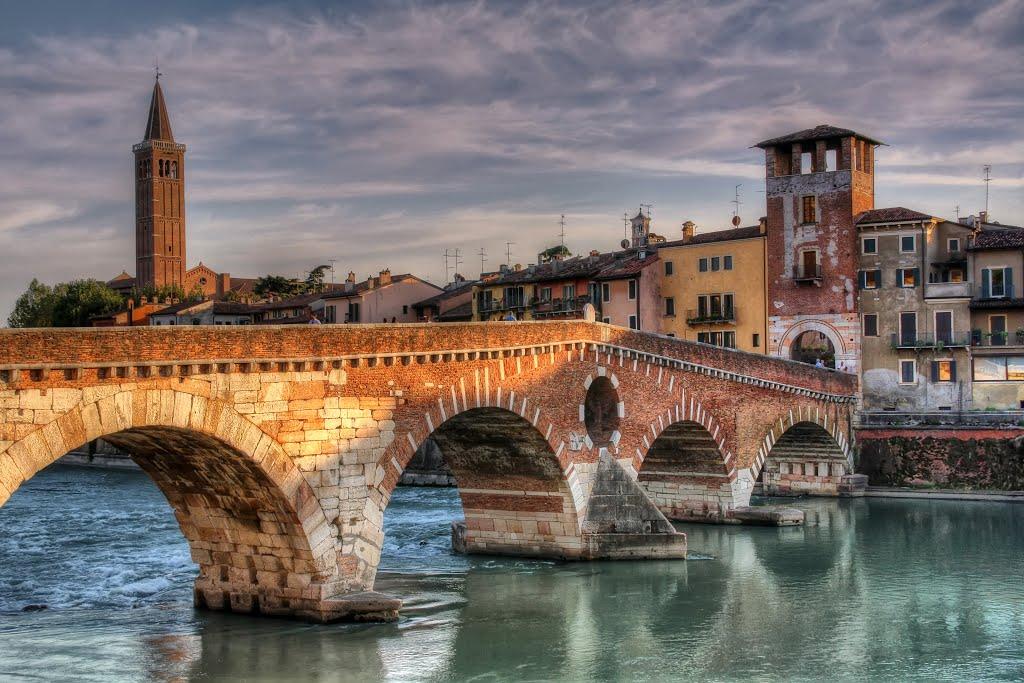 Il ponte Pietra, situato sul fiume Adige, è l'unico ponte rimasto