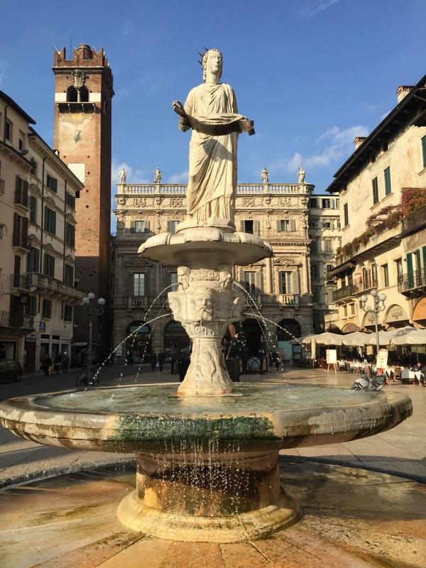 Fontana di Madonna Verona Nella piazza nulla degli antichi edifici è più visibile, tranne la fontana, fatta erigere da Cansignorio della Scala nel 1368, che fu ricavata