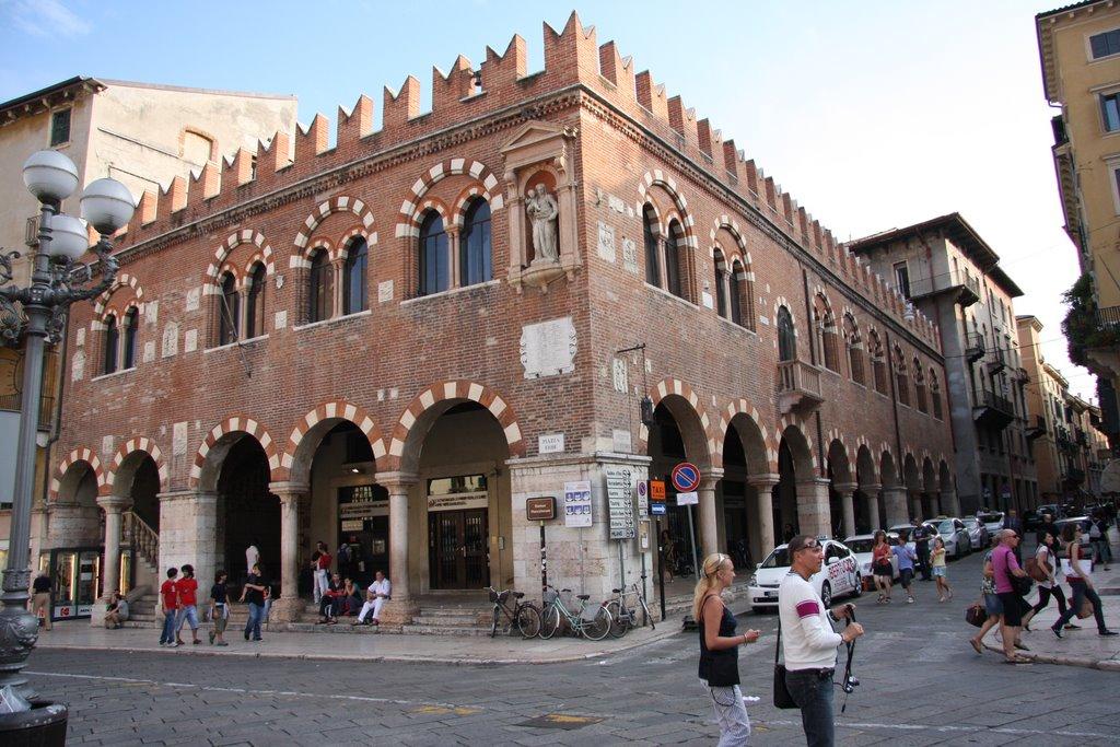 La Domus Mercatorum La Domus Mercatorum durante il medioevo ospitò, appunto, la Casa dei Mercanti, la quale rappresentava le arti e le corporazioni, mentre oggi vi ha sede la Banca Popolare di Verona.