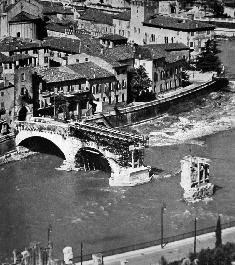 Il ponte durante la ricostruzione, conseguente
