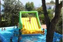 Oltre alle piscine e alla spiaggia infatti, per i bambini, è stato realizzato un grande parco giochi all'aperto con gonfiabili, playgrounds,