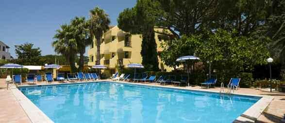 Family Spa Hotel Le Canne Strada Statale 270, km 22,400 80075 Forio - Isola d'ischia (NA) Tel. +39 081 987510 - Fax +39 081 987501 info@albergolecanne.it - www.albergolecanne.it WWW.VACANZEBIMBI.