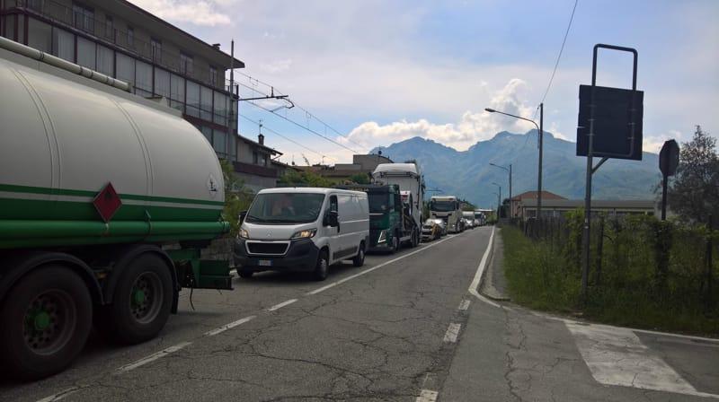 Statale 36, riaperta da ieri sera la corsia sud (a doppio senso) 6 Il traffico lunedì a Mandello I sindaci dei paesi rivieraschi hanno sottolineato l importanza dei volontari, in coordinamento con le