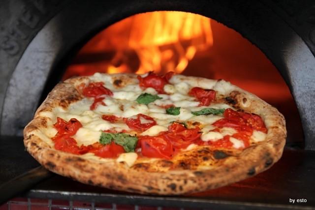 Pizza napoletana cotta nel forno a legna I primi evaporeranno con il calore della cottura mentre i secondi formeranno sostanzialmente le bolle che reperiamo nell impasto.