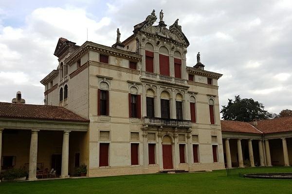 Una delle tante ville dimenticate: Villa Angarano Un giorno per puro caso ho letto un articolo sulla bellezza della poco conosciuta Villa Angarano che si trova a Bassano del Grappa.