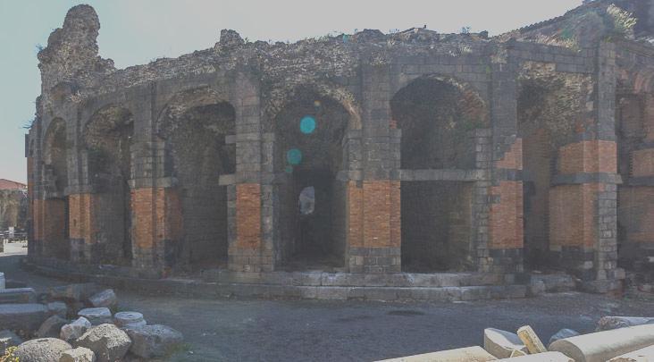 L Odeon, situato a pochi passi dal Teatro Greco-Romano, sempre del II secolo d.c., in epoca romana aveva presumibilmente la funzione di ospitare concerti e spettacoli danzanti.