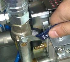 1 - Immissione aria compressa nella macchina e pressurizzazione del tubo d
