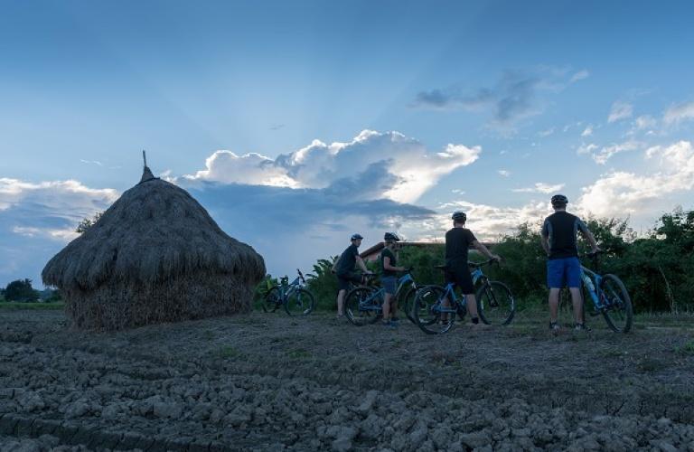 In seguito, ci si avvicina alla tappa finale del giorno percorrendo in bici il resto della strada per il lago Phayao.