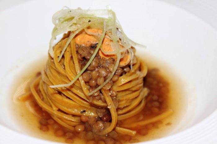 Il Pagliaccio di Anthony Genovese: tre mosse per uno scacco matto Il Pagliaccio, spaghetti, lenticchie e ricci di mare di Albert Sapere 1) La cucina.