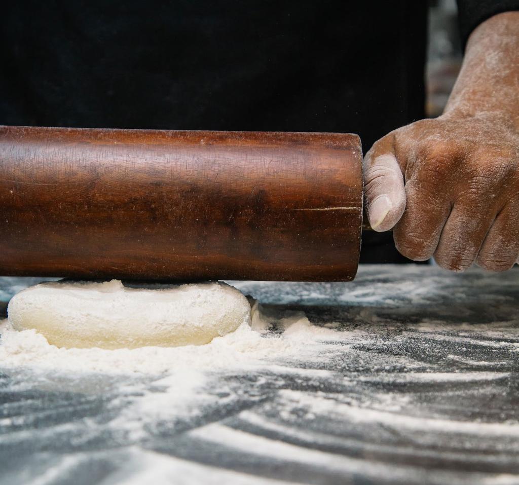 Romagna Dolciumi Romagna Dolciumi è il simbolo di una tradizione fatta di semplicità, di cose genuine e di amore per il proprio mestiere.