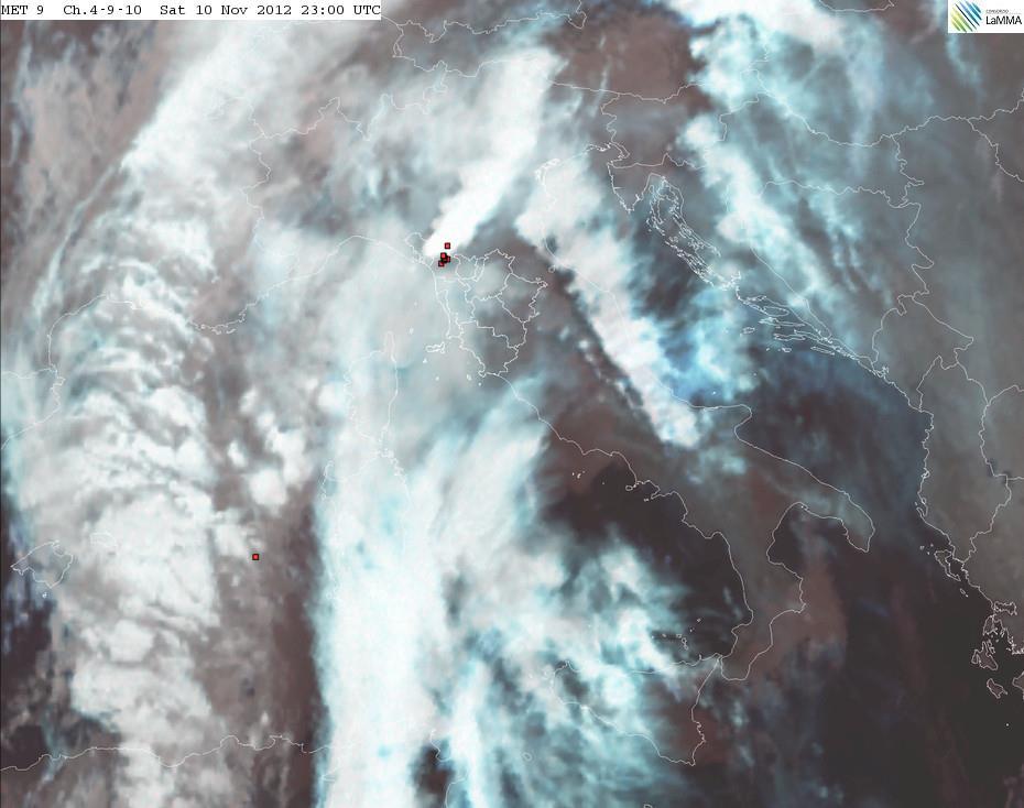 In figura 7 si riportano le immagine satellitari nel canale dell infrarosso con la sovrapposizione delle fulminazioni in cui si possono notare i temporali stazionari sulla