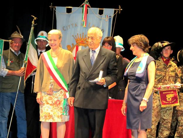 Giuseppe Tamburello RITIRA IL FIGLIO ANTONINO La cerimonia si è aperta in piazza Cermenati dove, mentre i bersaglieri intonavano l'inno nazionale, sono state issate il Tricolore e la bandiera europea.