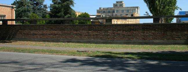 vista del muro di recinzione