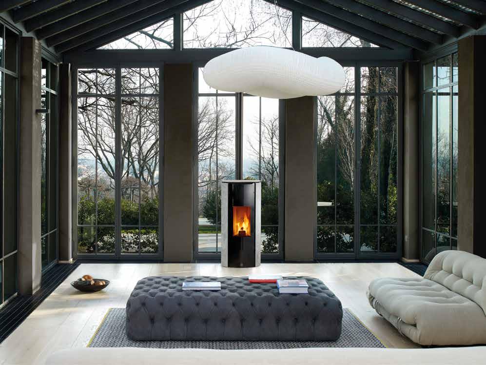 CHRISSIE PELLET ARIA AIR 6 kw La sua forma snella e slanciata, abbinata ad un design pulito e senza griglie tradizionali a vista, rende la stufa a pellet CHRISSIE una vera icona di bellezza, oltre a