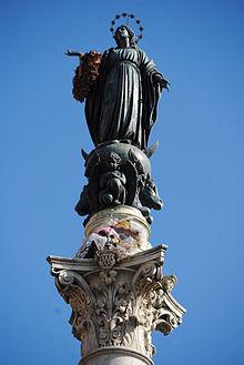 Ezechiele, David e Mosè. La colonna è sormontata dalla statua in bronzo della Vergine, opera di Giuseppe Obici.