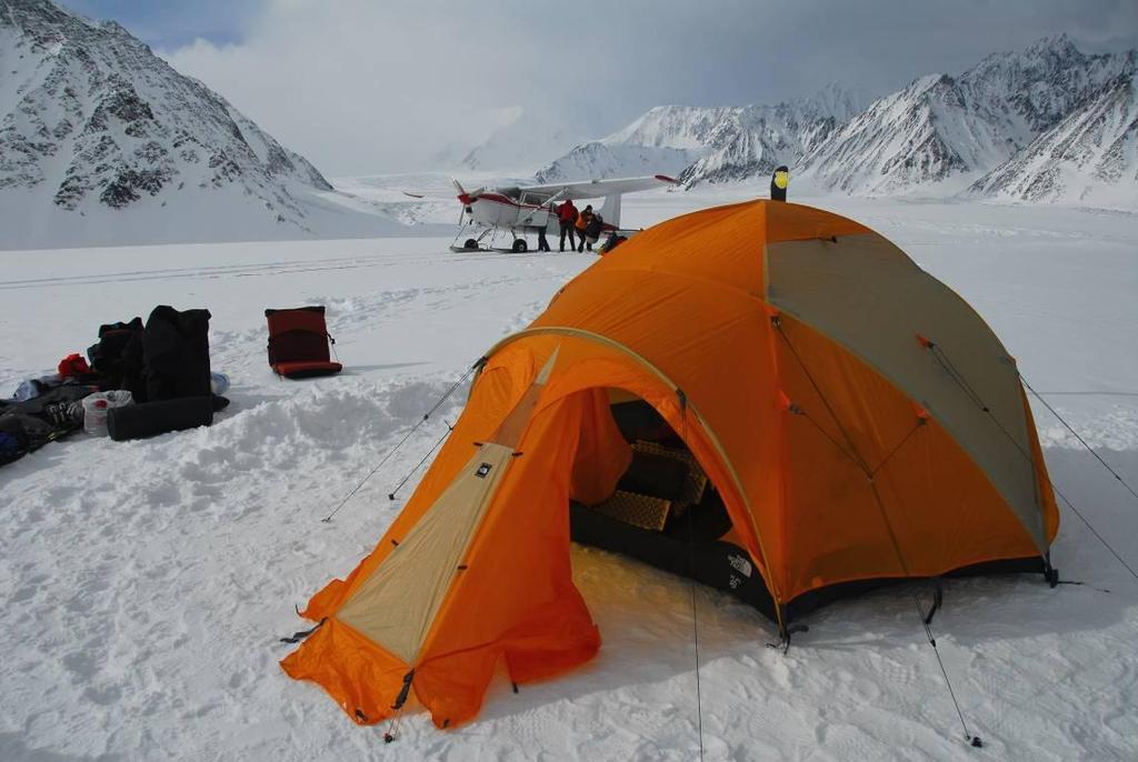 Voilà, la prima tenda è già montata, poco dopo Mike