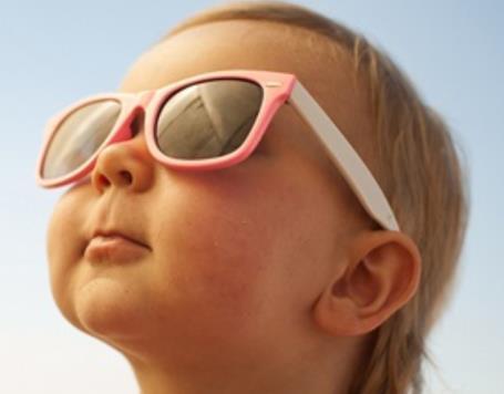 Perché i bambini vanno protetti dal sole Minore concentrazione di melanina protettiva Sistema immunitario cutaneo immaturo Un corneo più sottile per cui i raggi UV penetrano più in profondità