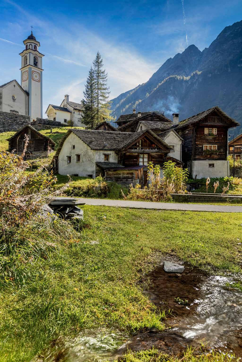 Va l l e m a g g i a ascona-locarno.com/vallemaggia La Vallemaggia, con le sue montagne spettacolari, è una vasta valle alpina modellata dai ghiacciai.