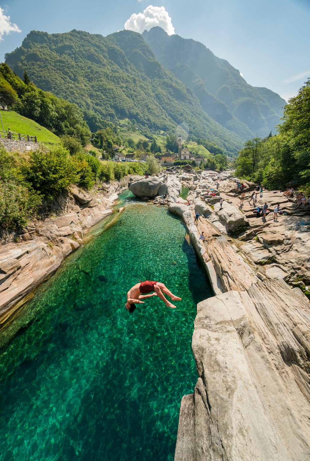 Valle Verzasca ascona-locarno.com/valle-verzasca Questa stretta valle alpina, immersa in un ambiente naturale idilliaco, ha mantenuto negli anni un fascino autentico.