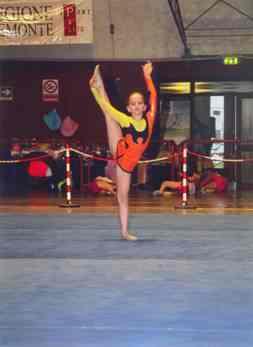 Storia La ginnastica ritmica si sviluppò nel XIX secolo dagli stili ginnici tedesco e svedese.