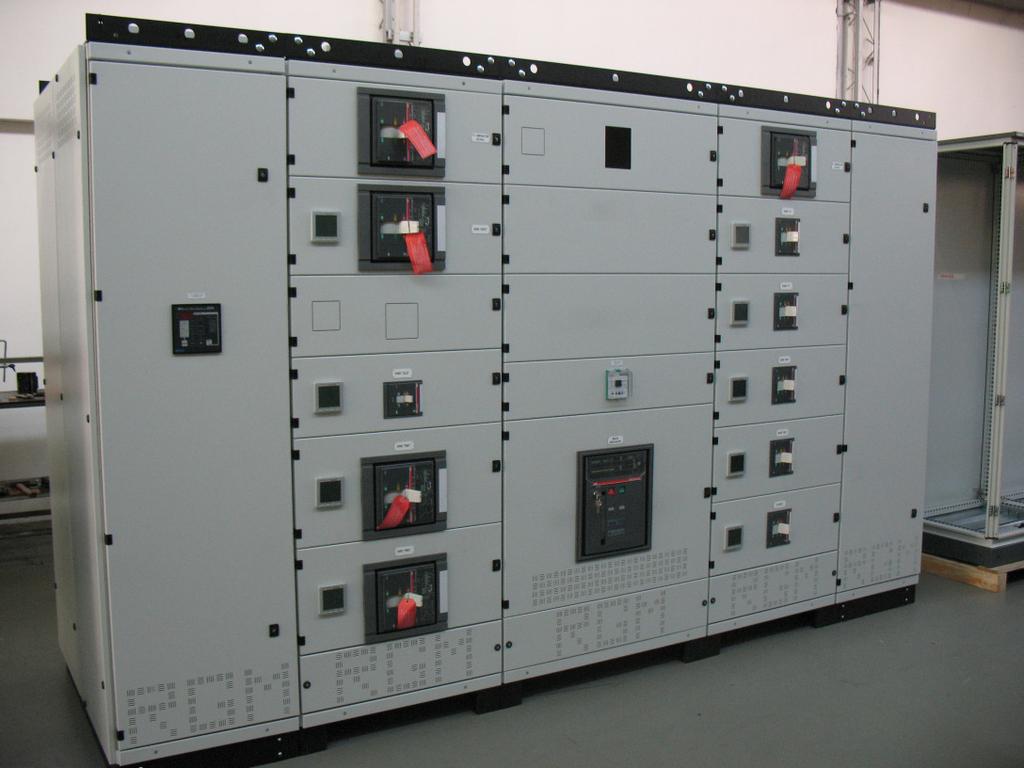 Quadri di Distribuzione Primaria in Bassa Tensione Fanno parte della produzione RGM i quadri di rifasamento che possono Primary Low Voltage Distribution Switchgears essere integrati nel quadro di