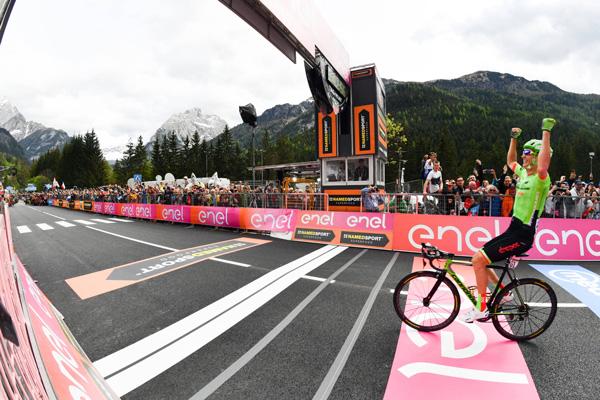 ROLLAND HA VINTO LA TAPPA 17 DEL GIRO D ITALIA, DUMOULIN ANCORA IN MAGLIA ROSA LA CHANSON DE ROLLAND Il francese vince da solo dopo una lunga fuga. Dumoulin difende la Maglia Rosa.