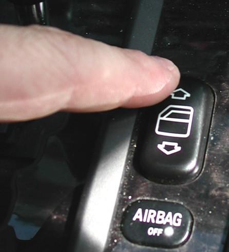 USO Se la temperatura all'interno del veicolo supera i 35 C, accendere il sistema di climatizzazione per portare la temperatura sotto i 35 C prima di utilizzare