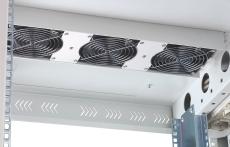 Ventilazione - Ventilation Gruppo di ventilazione a 3 ventole Sul tetto degli armadi è praticata un'apertura 19", solitamente chiusa da piastre cieche che, una volta rimosse per lasciare spazio al