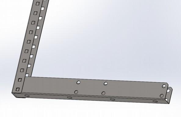 1) Inserire un tramezzo all'interno di un montante allineando gli ultimi fori quadri con gli inserti filettati presenti sul tramezzo.