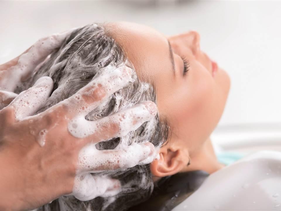 Parrucchieri Il semplice fatto di lavare spesso i capelli a mani nude può favorire l insorgenza di un eczema o