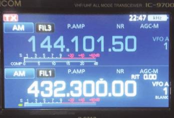 antenna VHF. Nella foto vedete come trasmettendo in VHF su carico fittizio a 144.167 in AM anche con pochi watt di potenza, il segnale locale sul secondo ricevitore a 432.