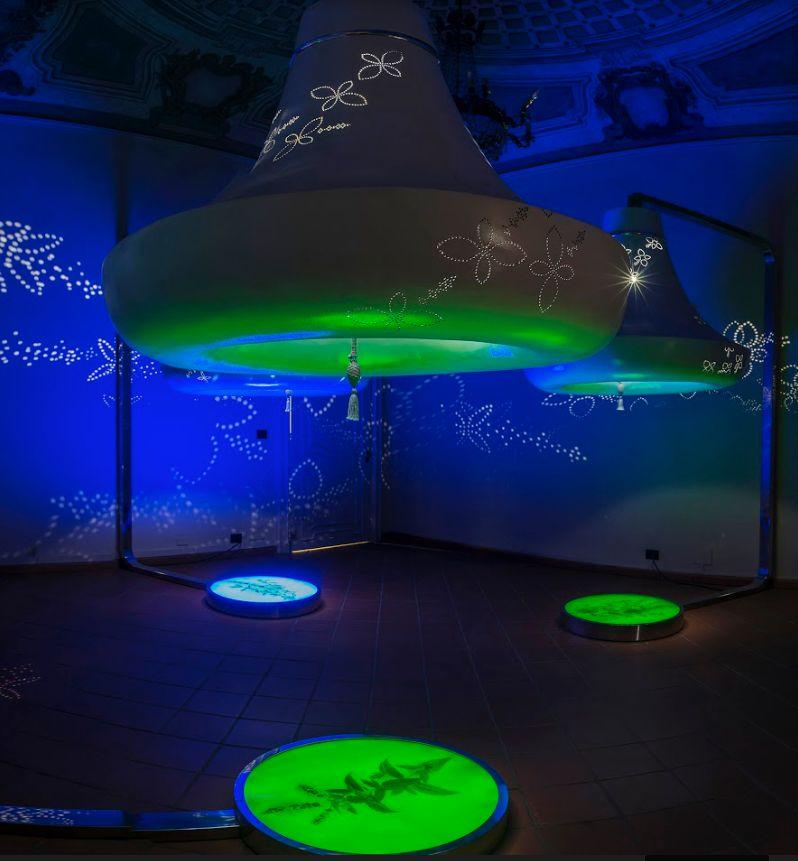 La Sala delle Campane, che ospita l installazione Reminescence of Emotions di Maja Smrekar e Andrej Strehovec, coniuga perfettamente arte, profumo e Botanica.