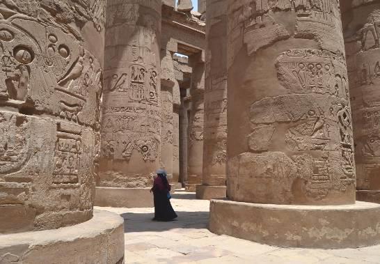 Nel pomeriggio, con la propria guida, esplorazione della sponda orientale del fiume con visita ai grandiosi templi di Luxor e Karnak, i due templi più importanti dell antica capitale egizia Tebe.
