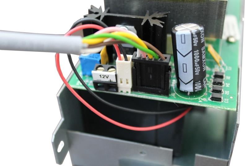 . Connect the supply cable (7CA-30149) to the universal power supply (5HA-004), as shown in the picture.