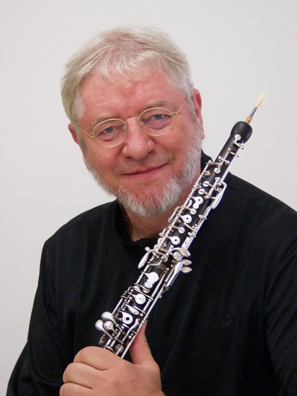THOMAS INDERMÜHLE E nato a Berna nel 1951 da una famiglia di musicisti svizzeri. Ha studiato con Heinz Holliger al Musikhochschule di Freiburg (Germania) e con Maurice Bourgue a Parigi.