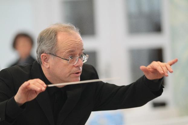 Marius Popp, direttore nato a Klausenburg/Romania. All età di cinque anni prende lezioni di pianoforte. Studia l organo all Accademia evangelica di musica sacra col prof.