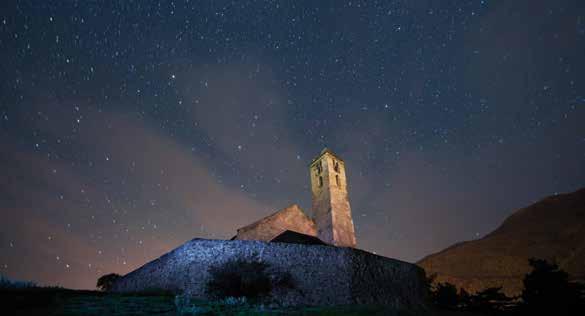 23 Sentieri del cielo Via Romanica delle Alpi Manieri e castelli, chiese e cappelle, paesi fiabeschi e cittadine medievali immerse nei paesaggi più diversi: tutto questo fa parte dei Sentieri del