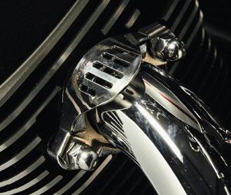 This voltage regulator and horn cover is made of billet aluminum with satin treatment and gives a rich and elegant finishing highlighting the slim and sinuous