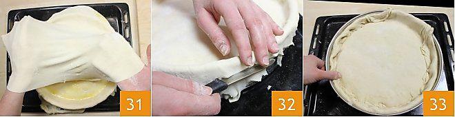 Sbattete leggermente i 7 bianchi d'uovo avanzati con un pizzico di sale e versateli per ricoprire la superficie di ricotta (28).